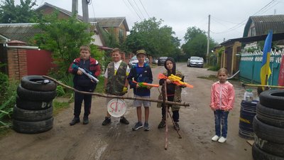 Шини, прапор та водяні пістолети: у Вінниці діти облаштували блокпост, щоб допомогти ЗСУ І МАЙБУТНЄ НЕЗАЛЕЖНОСТІ