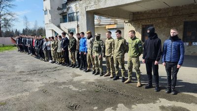 Військовий вишкіл у Луцьку: молодь навчають українські та американські інструктори Військовий вишкіл у Луцьку: молодь навчають українські та американські інструктори