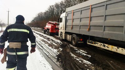 У Кіровоградській області рятувальники відбуксирували дев’ять машин У Кіровоградській області рятувальники відбуксирували дев’ять машин