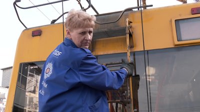 Черкащанка Ганна Шемшур 50 років працює за кермом тролейбуса