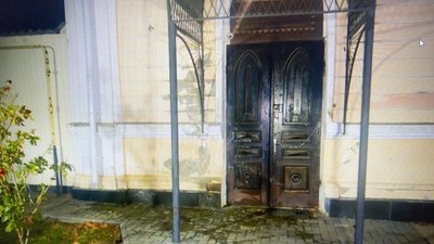 Двері синагоги після підпалу. Миколаїв, 31 грудня 2024 року
