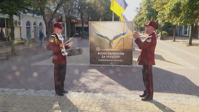 У Хмельницькому під час загальнонаціональної хвилини мовчання за загиблими у середмісті оркестр грає "Шану"