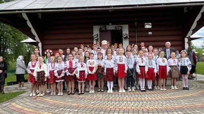 В Уторопах на Івано-Франківщині відновили традицію ведення гаївок В Уторопах на Івано-Франківщині відновили традицію ведення гаївок