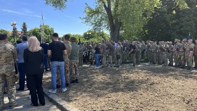 В Ужгороді попрощалися з воїнами Олександром Сєроусовим та Робертом Мадяром В Ужгороді попрощалися з воїнами Олександром Сєроусовим та Робертом Мадяром