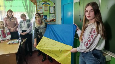 "Ми їх робимо з добром у серці": діти на Волині створюють обереги для військових