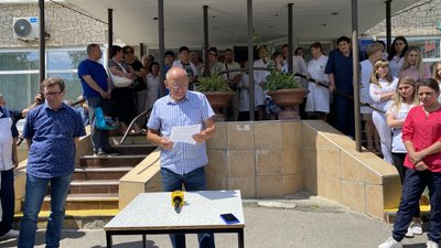 Володимир Глєбов, директор 3-ї поліклініки і його персонал Володимир Глєбов, директор 3-ї поліклініки і його персонал