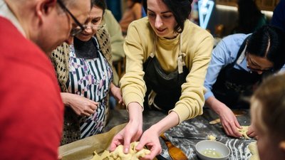 На Великдень "бажали сєвґі — любові та кликали щастя". Як надазовські греки бережуть звичаї в евакуації На Великдень "бажали сєвґі — любові та кликали щастя". Як надазовські греки бережуть звичаї в евакуації