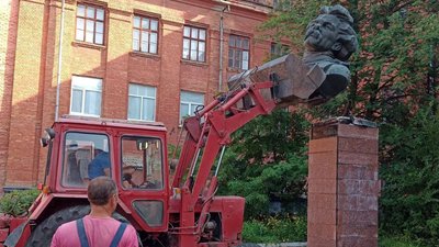 В Олександрії на Кіровоградщині демонтували погруддя Максима Горького В Олександрії на Кіровоградщині демонтували погруддя Максима Горького