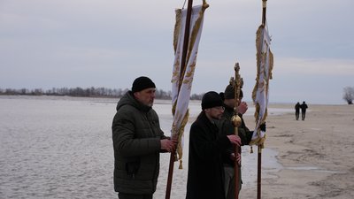 Служителі собору чекають освячення води, 6 січня 2024 року