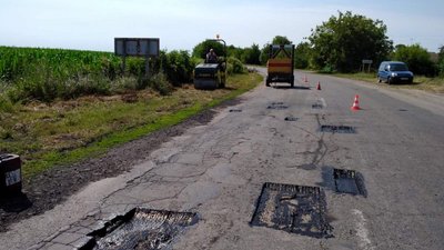 На Черкащині ямково відновлюють автодорогу Т-24-03 у напрямку Жашкова На Черкащині ямково відновлюють автодорогу Т-24-03 у напрямку Жашкова