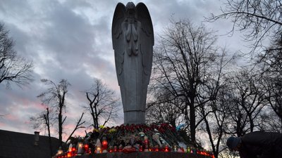 Житомиряни з лампадками та квітами прийшли вшанувати пам'ять жертв голодоморів Житомиряни з лампадками та квітами прийшли вшанувати пам'ять жертв голодоморів