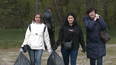 "День довкілля": у Черкасах містяни долучились до прибирання набережної "День довкілля": у Черкасах містяни долучились до прибирання набережної