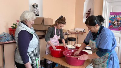 Хліб печуть актори та працівники театру