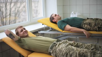 &quot;Твоя кров може воювати&quot;. 50 військових здали кров у Лікарні святого Мартина у Мукачеві