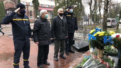 У Житомирі вшанували ліквідаторів аварії на ЧАЕС У Житомирі вшанували ліквідаторів аварії на ЧАЕС