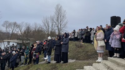 Люди прийшли на Бистрицю Надвірнянську, щоб набрати освячену воду Люди прийшли на Бистрицю Надвірнянську, щоб набрати освячену воду