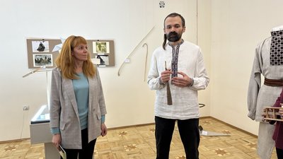 Заступниця директора музею Людмила Мірошниченко-Гусак і майстер народних ремесел Андрій Бондарук