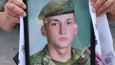 Загиблому на війні Олексію Лебедю було 20 років Загиблому на війні Олексію Лебедю було 20 років