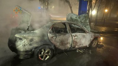 На Харківщині легковик зайнявся після зіткнення з пасажирським автобусом На Харківщині легковик зайнявся після зіткнення з пасажирським автобусом