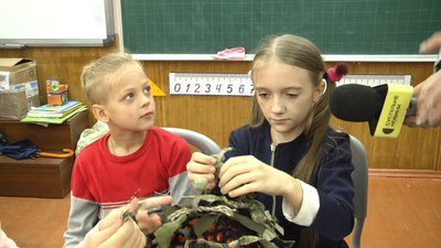 У Житомирі волонтерка вчить школярів плести маскувальні сітки на захисні шоломи військових У Житомирі волонтерка вчить школярів плести маскувальні сітки на захисні шоломи військових