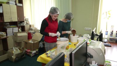 Солодощі для військових: як у Рівному бібліотека перетворилась на мініцех