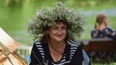 Плетуть вінки та танцюють: у Черкасах почали святкувати Івана Купала Плетуть вінки та танцюють: у Черкасах почали святкувати Івана Купала