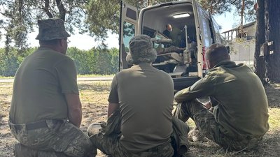 Лікують зуби та душі: стоматологи та капелани допомагають військовим на фронті