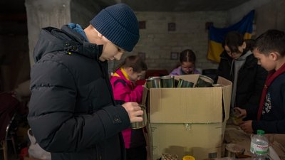 У підвалі багатоповерхівки Дніпра облаштували виробництво окопних свічок У підвалі багатоповерхівки Дніпра облаштували виробництво окопних свічок