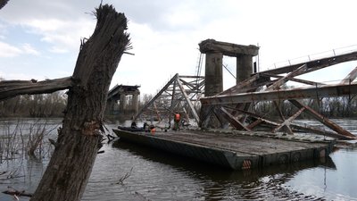 У Чернігові в Десні шукають авіабомбу, яку скидали на автомобільний міст У Чернігові в Десні шукають авіабомбу, яку скидали на автомобільний міст