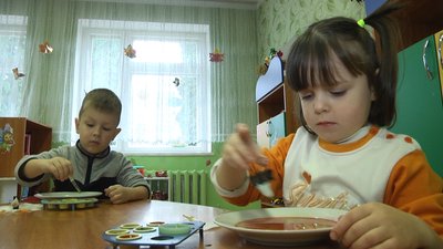 У Житомирі в дитячому садочку діти під час занять проводять наукові експерименти У Житомирі в дитячому садочку діти під час занять проводять наукові експерименти
