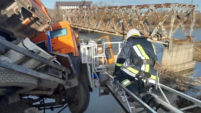 На Франківщині надзвичайники витягли жінку з кабіни вантажівки, що внаслідок ДТП повисла з моста