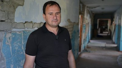 Вчитель Олександр Рубаняк має педагогічний стаж 28 років. За цей період працював в кількох навчальних закладах як офлайн, так і онлайн. Пережив бойові дії та окупацію на території рідного села Киселівка на Миколаївщині.