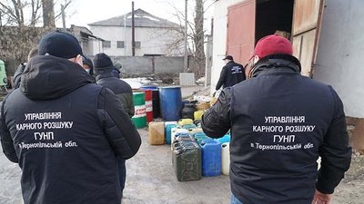 На Тернопільщині викрили осіб, які зливали пальне з локомотивів На Тернопільщині викрили осіб, які зливали пальне з локомотивів