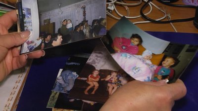 Мати військовополоненого передивляється дитячі фото сина Мати військовополоненого передивляється дитячі фото сина
