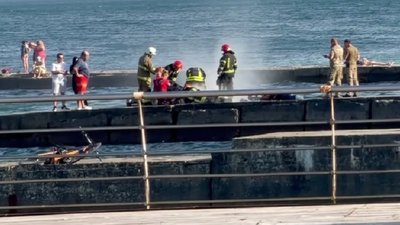 Рятувальники деблокують жінку, чия нога застрягла між плитами пірсу в Одесі