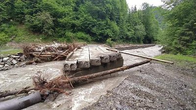 Жителі прикарпатських сіл Дземброня і Бистрець - "відрізані від світу" Жителі прикарпатських сіл Дземброня і Бистрець - "відрізані від світу"