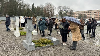 Львів'яни оглядають варіанти надмогильних плит