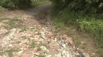 Вулицю Миру у Гвардійській сільській раді обіцяють підсипати, а дорожників проситимуть підбити центральну дорогу та зробити нормальні з'їзди. Фото: Суспільне. Вулицю Миру у Гвардійській сільській раді обіцяють підсипати, а дорожників проситимуть підбити центральну дорогу та зробити нормальні з'їзди. Фото: Суспільне.