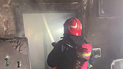 Рятувальник гасить пожежу в будинку в селі Смереків Львівського району