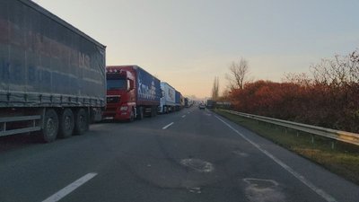 Понад півтисячі вантажівок: на Закарпатті утворилася черга перед кордоном зі Словаччиною