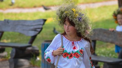 Плетуть вінки та танцюють: у Черкасах почали святкувати Івана Купала Плетуть вінки та танцюють: у Черкасах почали святкувати Івана Купала
