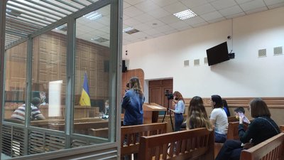 У міськрайонному суді Тернополя допитали дітей, в яких стріляли біля 27 школи