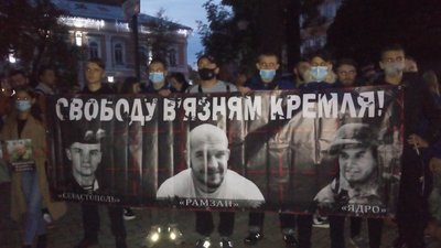 Нагадай про кожного. Родичі полонених та зниклих пройшли центром Києва до офісу Зеленського Нагадай про кожного. Родичі полонених та зниклих пройшли центром Києва до офісу Зеленського