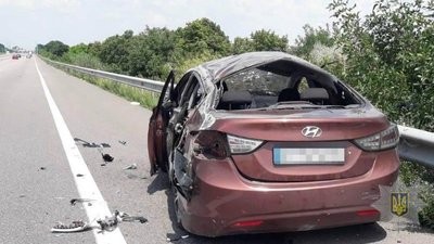 На трасі Київ-Одеса легковик влетів у металеву огорожу: одна людина загинула, ще одна травмувалася На трасі Київ-Одеса легковик влетів у металеву огорожу: одна людина загинула, ще одна травмувалася