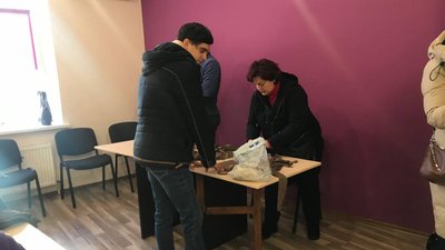 "Ми робимо все від нас залежне": у Кримськотатарському центрі в Одесі плетуть маскувальні сітки