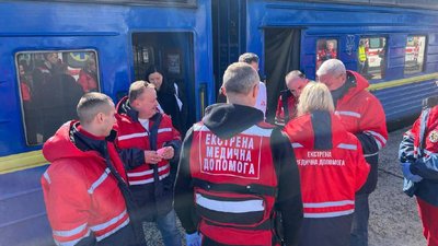 100 медична евакуація. На Львівщину потягом доправили людей із Донецької та Дніпропетровської областей