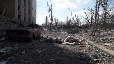 Багатоповерхівка у Чернігові після обстрілів російськими військами. З-під завалів рятувальники дістали загиблу родину з 5 осіб, 3 них - діти Багатоповерхівка у Чернігові після обстрілів російськими військами. З-під завалів рятувальники дістали загиблу родину з 5 осіб, 3 них - діти