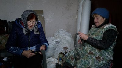 Ходять як на роботу: у селищі Холми, що на Чернігівщині, жінки плетуть маскувальні сітки для військових Ходять як на роботу: у селищі Холми, що на Чернігівщині, жінки плетуть маскувальні сітки для військових