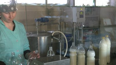 На Рівненщині домашнє молоко і крафтові сири передають для військовослужбовців і переселенців На Рівненщині домашнє молоко і крафтові сири передають для військовослужбовців і переселенців