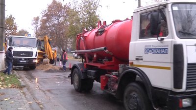 У середмісті Херсона ліквідовують аварію на водогоні У середмісті Херсона ліквідовують аварію на водогоні